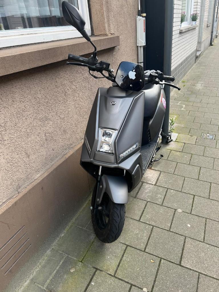 Lifan E-scooter 2024 – 4500 km – Zeer goede staat, Fietsen en Brommers, Ophalen, Lifan, Klasse A (25 km/u), Zo goed als nieuw