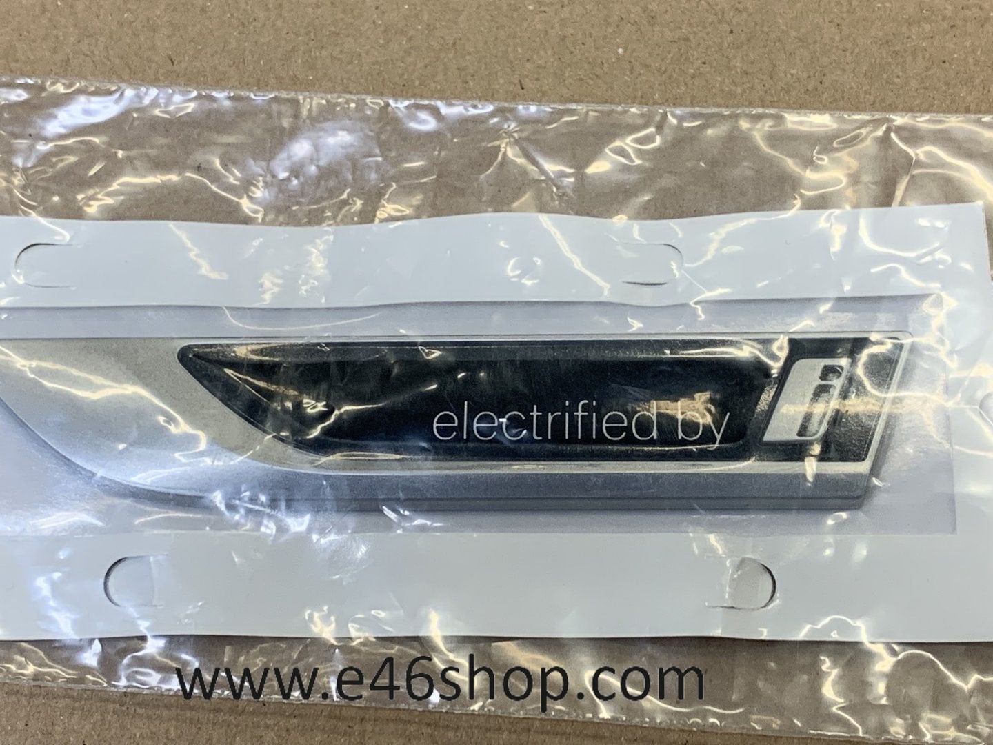 BMW EMBLEEM LINKS ELECTRIFIED BY i oe 51145a261a7, -, -, Nieuw, Ophalen of Verzenden