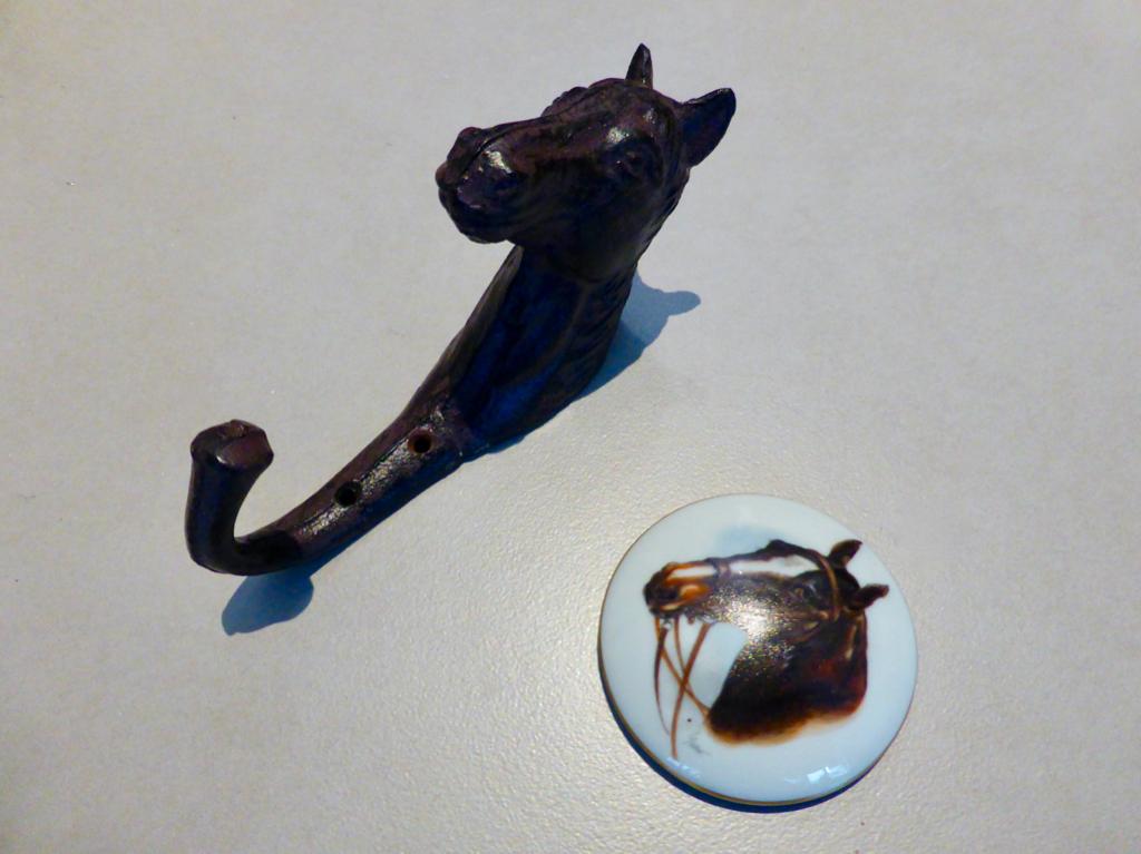 Porte-manteaux et médaille avec chevaux, Enlèvement ou Envoi, Comme neuf