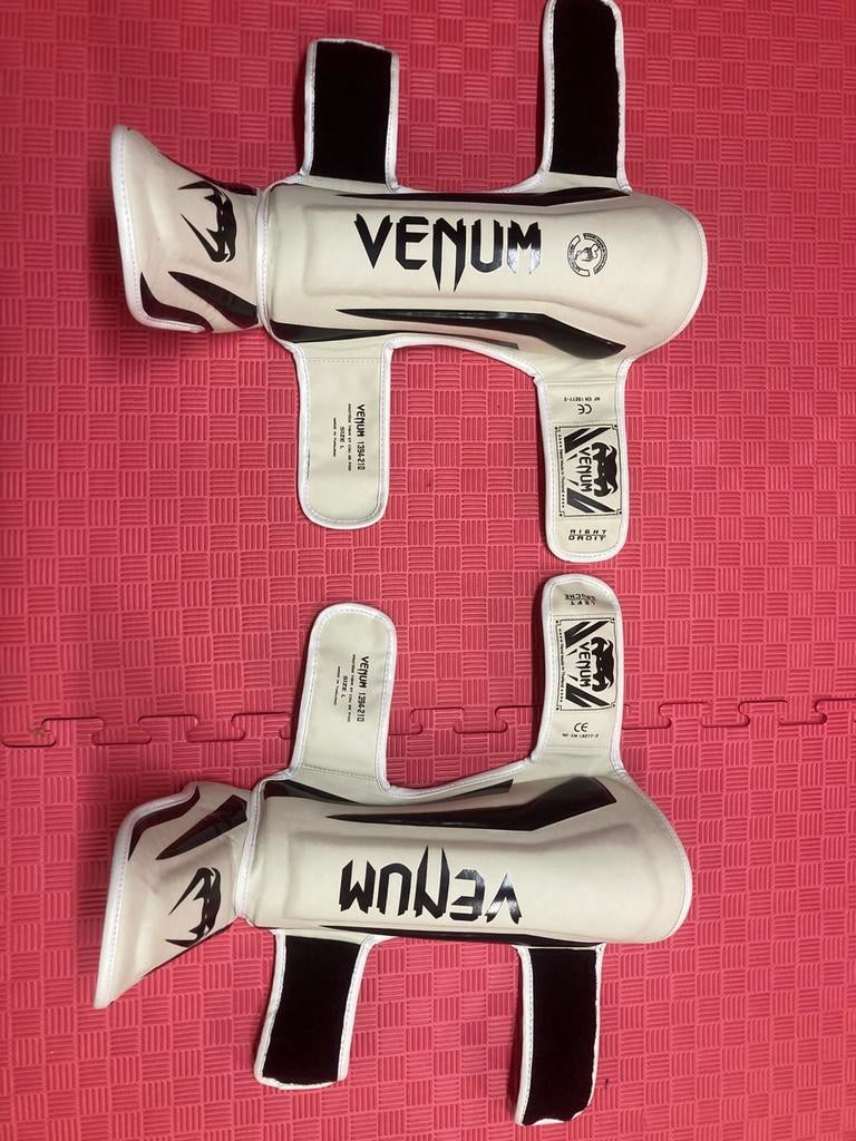 Venum Elite Scheenbeschermers Wit/Zwart maat L – Topstaat, Maat L, Ophalen of Verzenden