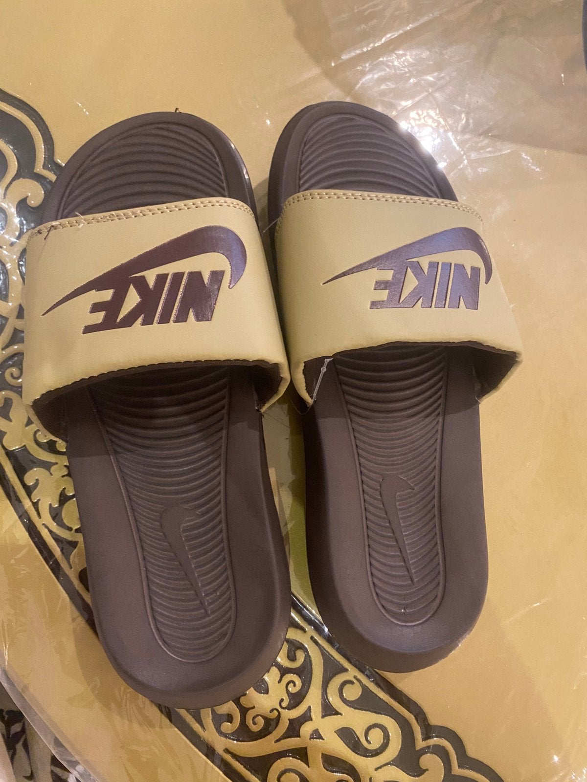 Nike claquettes dorées enfant taille 39 neuves, Vêtements | Hommes, Chaussures, Enlèvement ou Envoi, Autres couleurs, Comme neuf