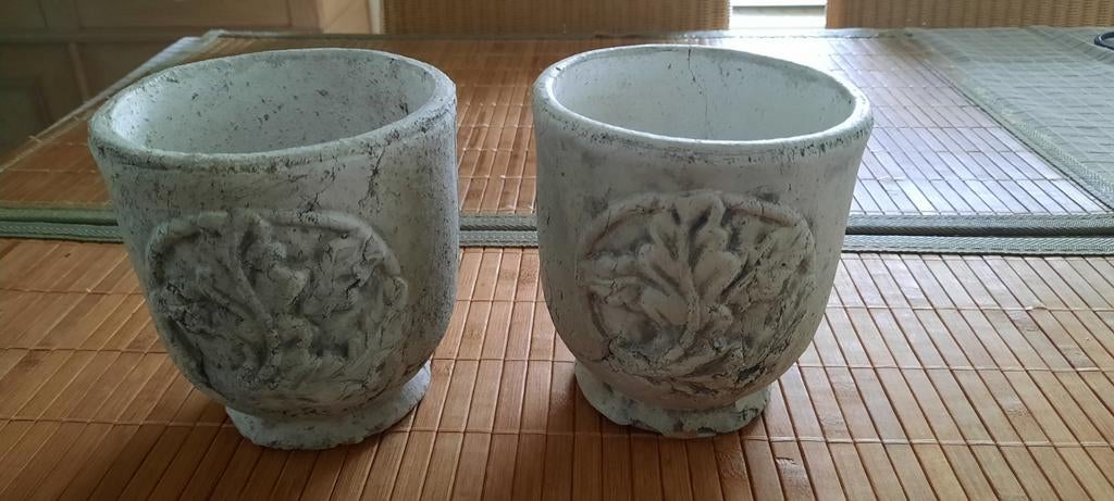 2 witgrijze terracotta potten met eikenbladmotief, Enlèvement, Terracotta, Intérieur