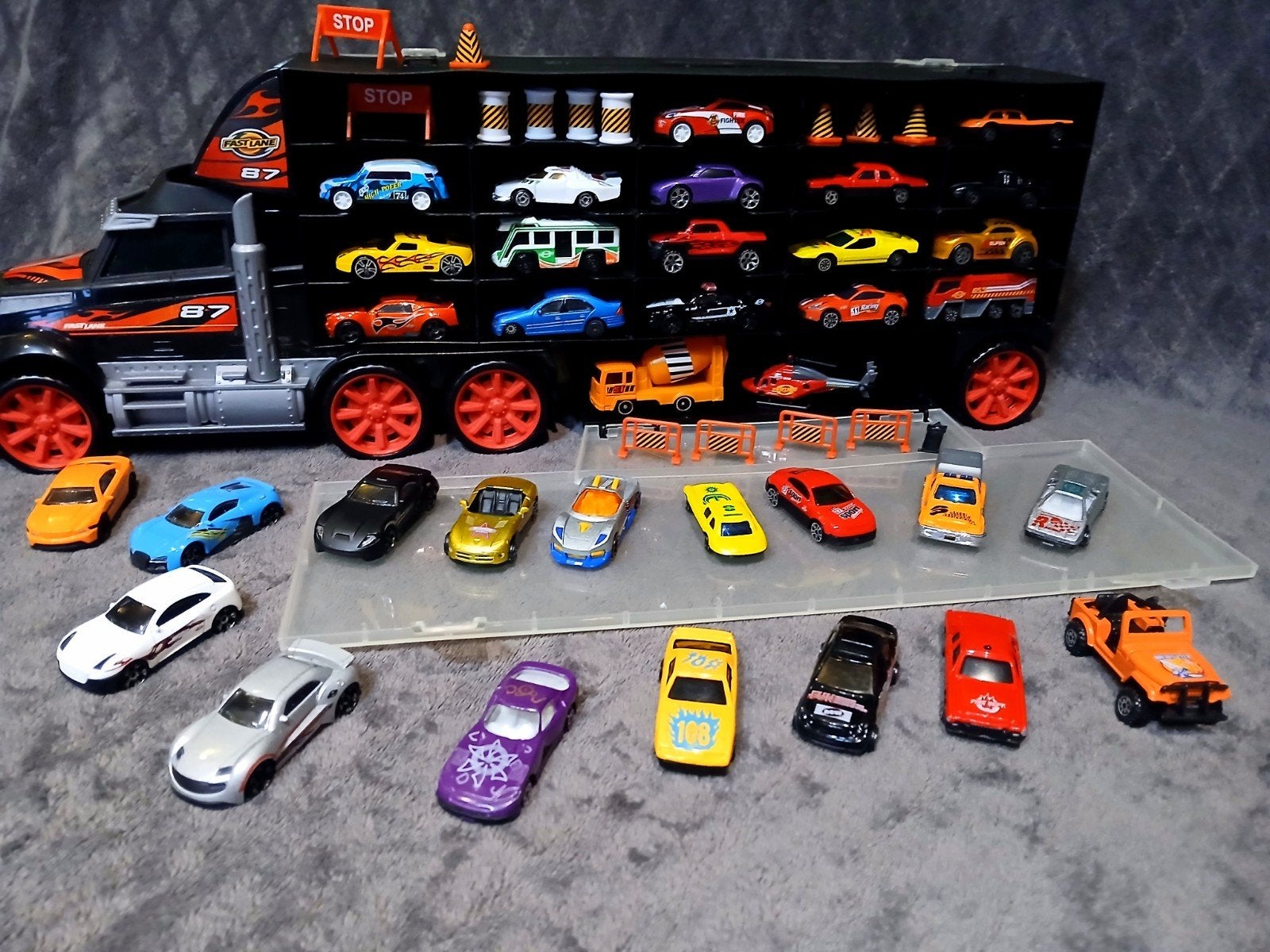 camion  de  rangement  pour  petites  voiture + 35 voitures, Ophalen