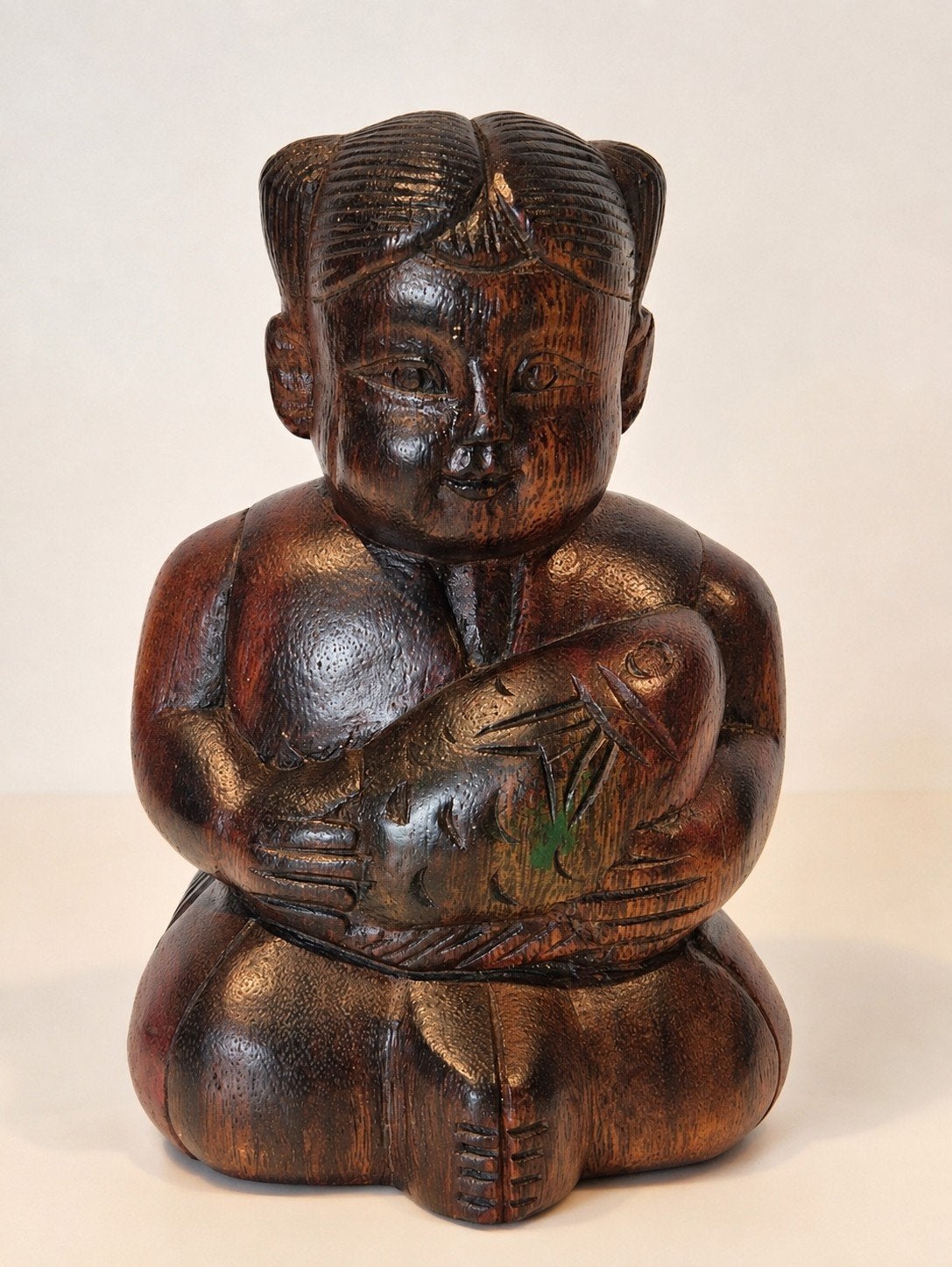 Sculpture chinoise vintage en bois - garçon avec carpe - mai, Enlèvement ou Envoi, Massif, Marron, 16 cm