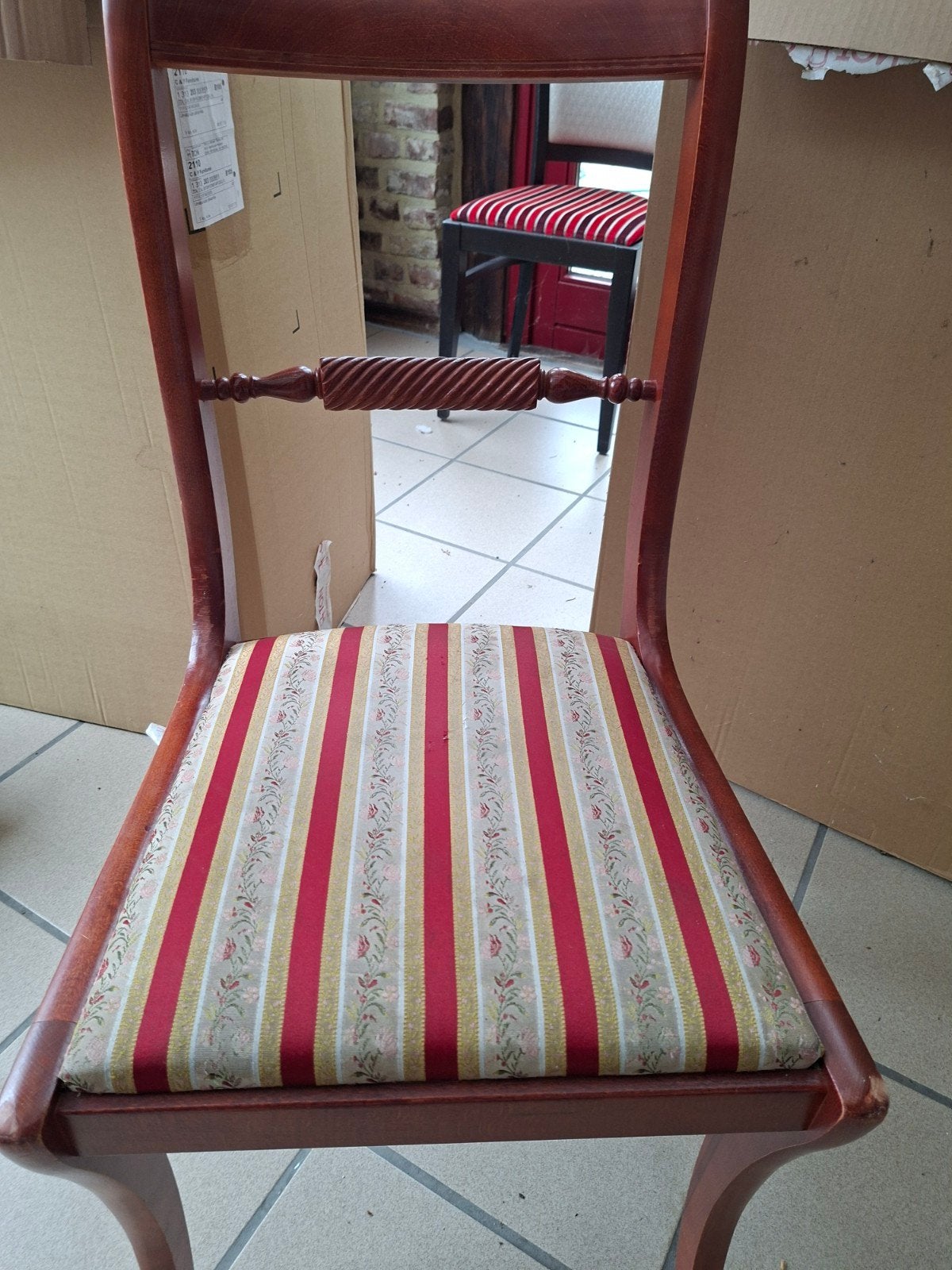 Te koop : 20 stoelen en tafels, Ophalen