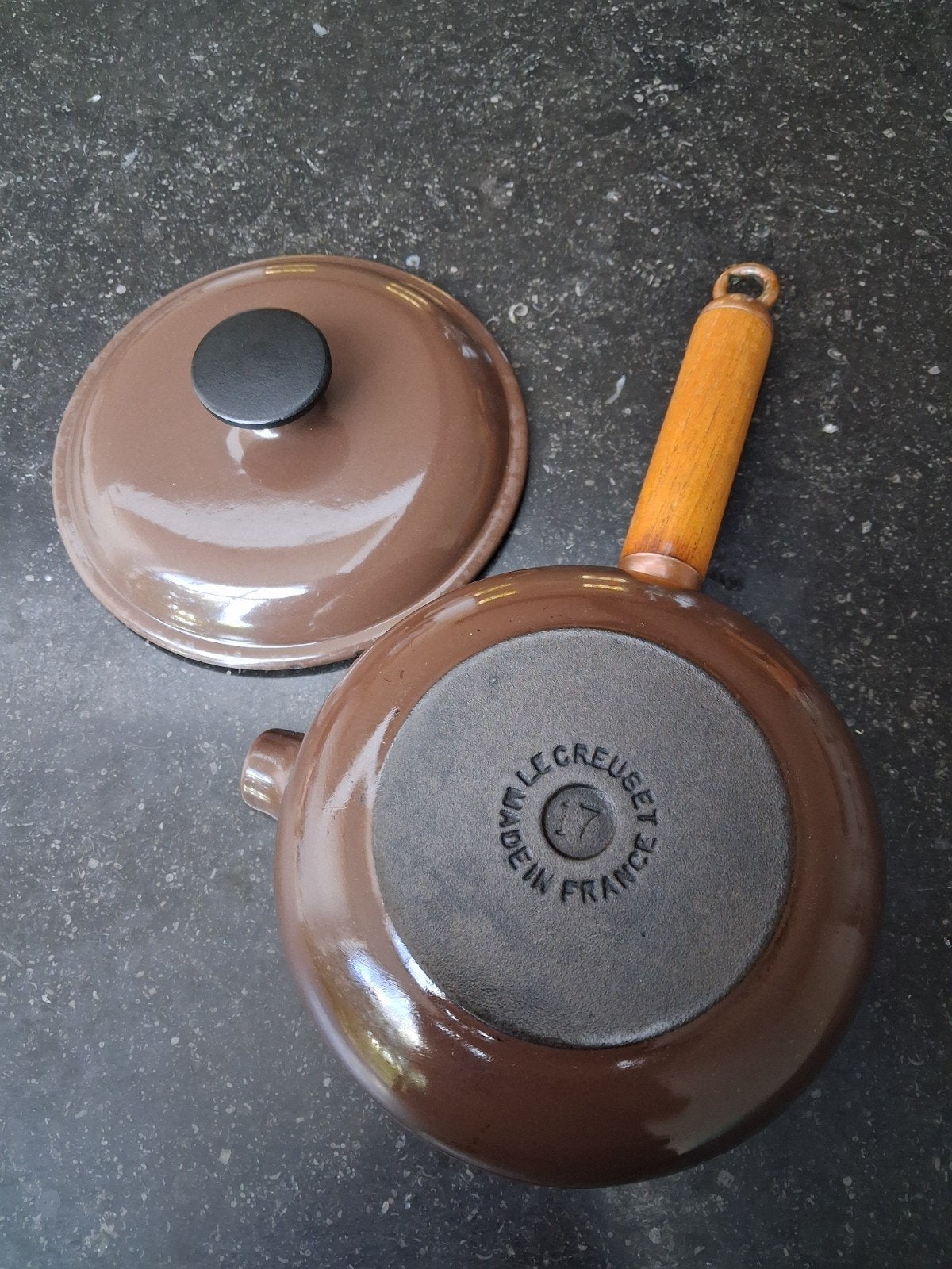 Casserole marron chocolat Le creuset avec couvercle, Avec couvercle, Enlèvement ou Envoi, Émail, Le Creuset