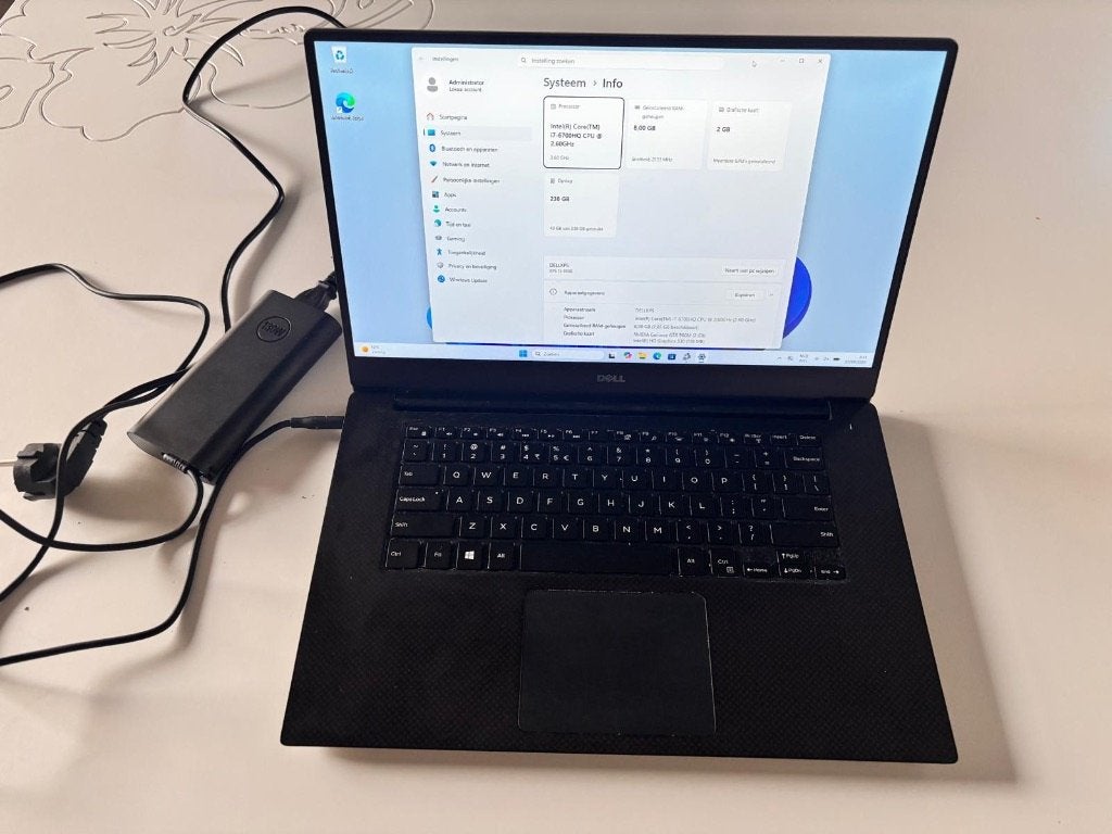 Dell XPS 15 9550, 15" - QWERTY, 256 GB, 8 GB, Intel Core i7 processor, Utilisé