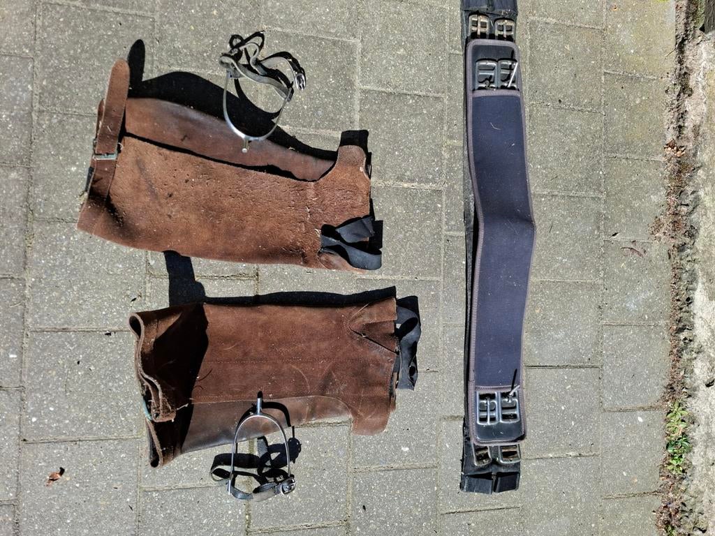 2 singels. Paar sporen. 1 paar lederen been beschermers, Enlèvement