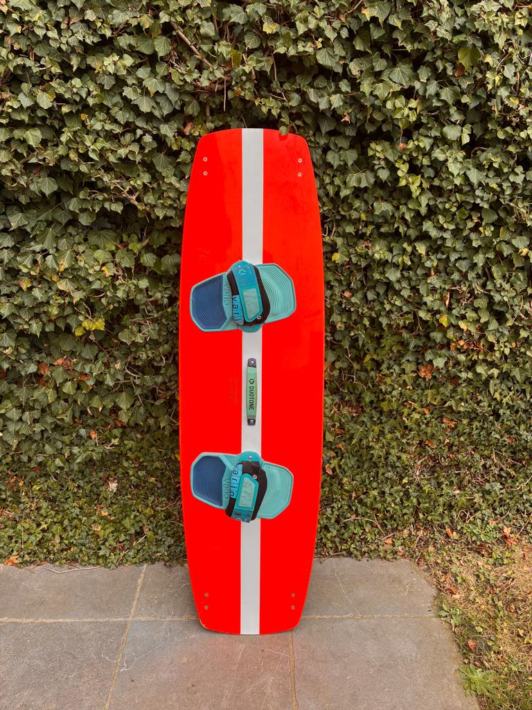 Duotone Gonzales 2021 special edition (151cm), Watersport en Boten, Kitesurfen, Gebruikt, Kiteboard, Twintip, Ophalen