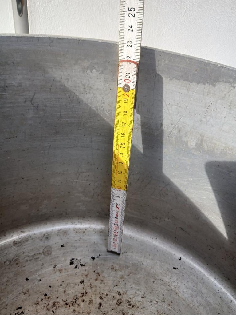 Aluminium grote kookketels afhalen in balen twee stuks, Enlèvement