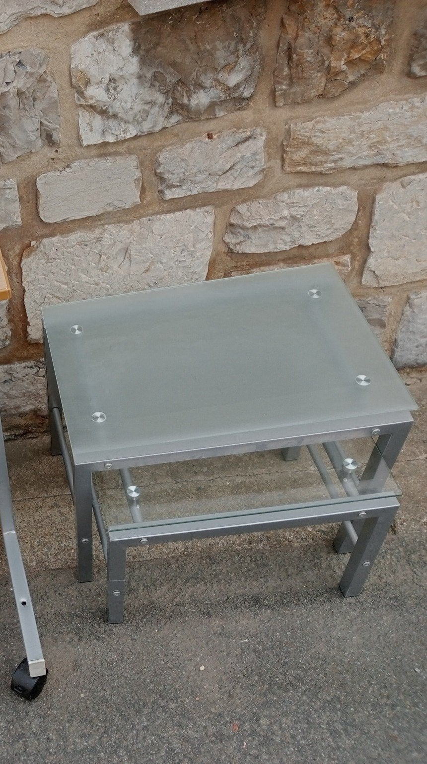 Deux tablettes en verre, Enlèvement