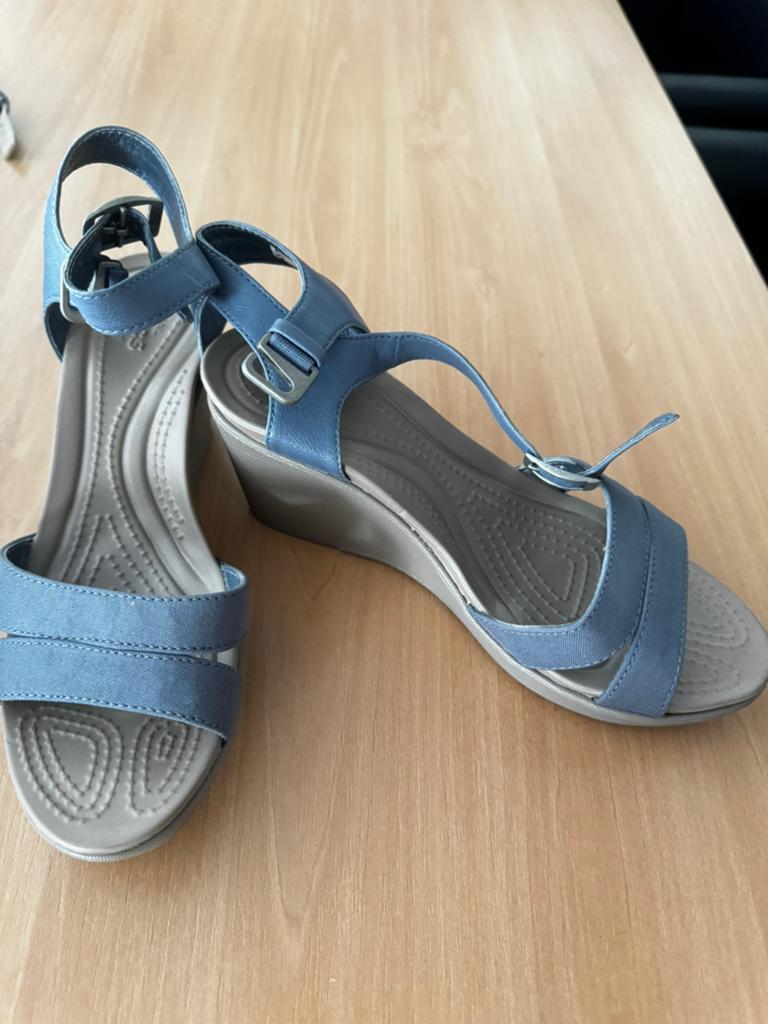 Sandales crocs, Vêtements | Femmes, Enlèvement, Comme neuf