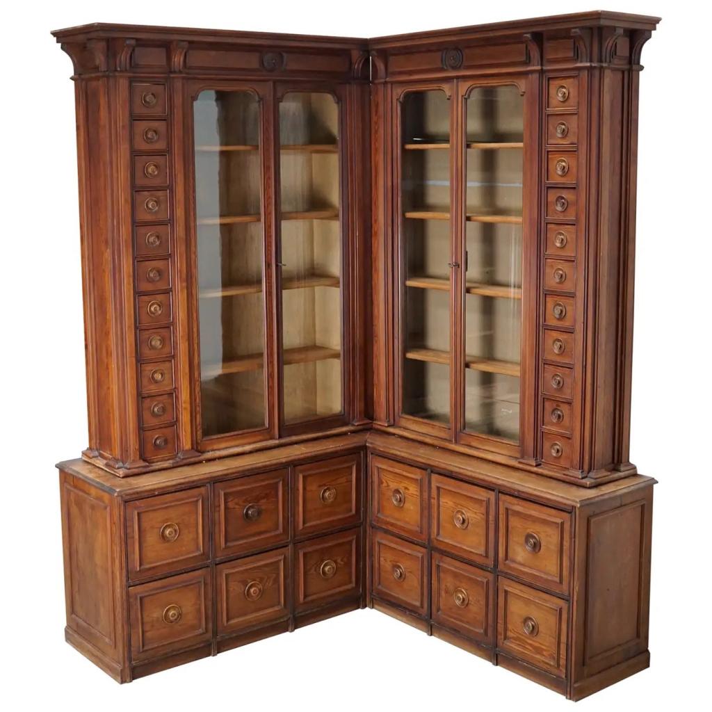 Grote antieke Duitse apothekershoekkast / vitrine van pitch, Antiek en Kunst, Antiek | Meubels | Kasten, Ophalen