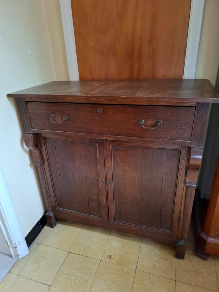 Buffet ancien en chêne massif