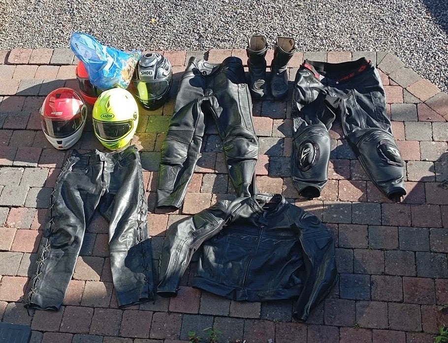 Lot casques, vestes et pantalon moto, Motos, Enlèvement