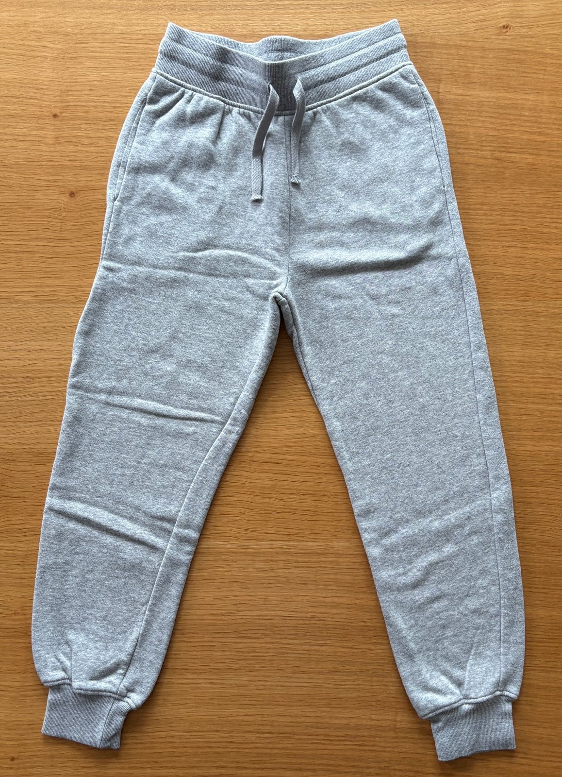 Pantalon de training / jogging gris H&M - 10 ans - 5€, Enlèvement ou Envoi, Comme neuf, Garçon, Vêtements de sport ou Maillots de bain