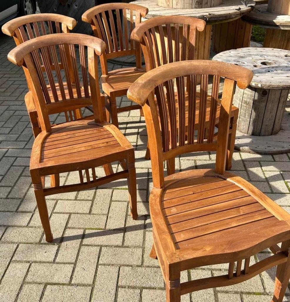 Houten stoelen, Ophalen
