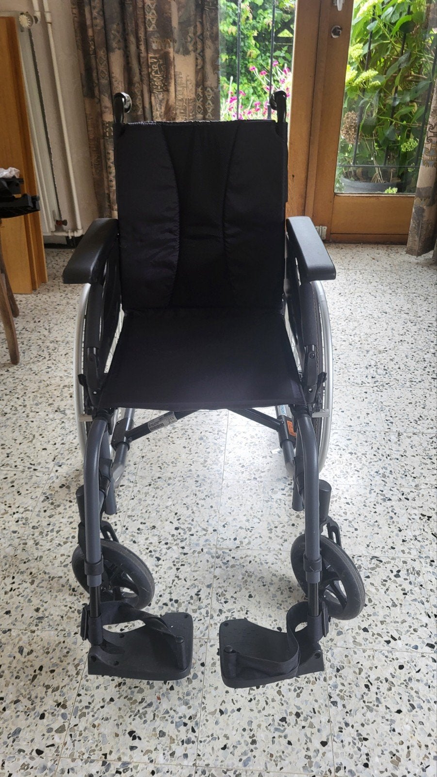 Fauteuil roulant peu utilisé avec des repose-jambes., Enlèvement