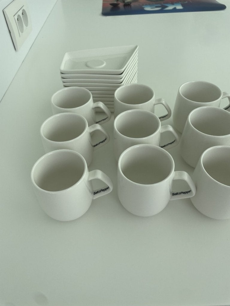 Douze petites tasses à expresso avec assiettes Salt & Pepper, Neuf, Enlèvement, Tasse(s) et/ou soucoupe(s), Autres marques