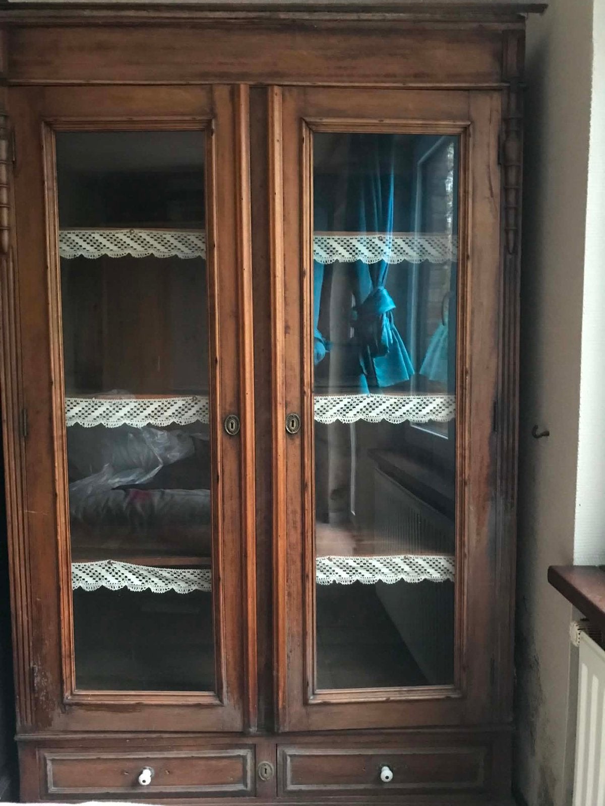 Antieke vitrinekast (H191cm* L117cm* D45cm), Ophalen, Gebruikt