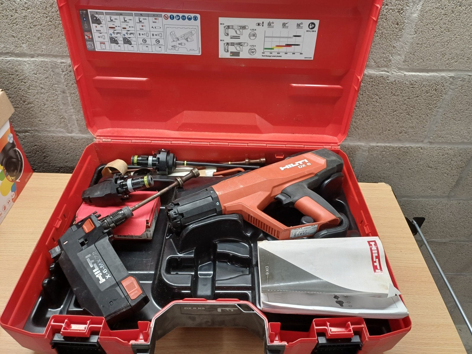 Hilti dx 6 met magazijn in goede staat., Doe-het-zelf en Bouw, Gereedschap | Handgereedschap, Ophalen, Hilti