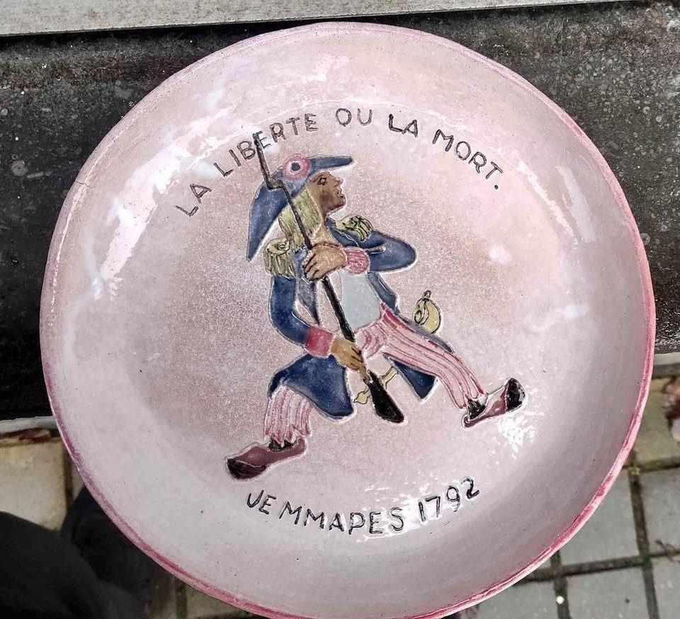plat en dour signe georges jori, Antiquités & Art, Antiquités | Céramique & Poterie, Enlèvement ou Envoi