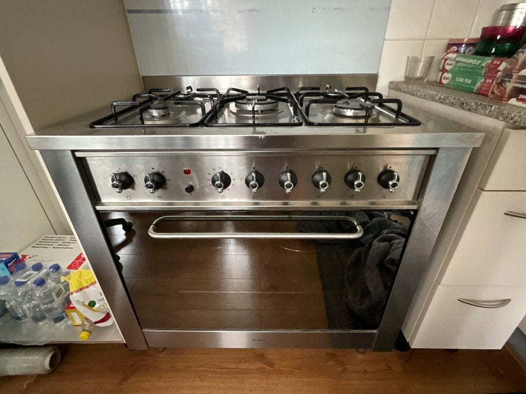 Indesit 5 pits kookfornuis plus indesit afzuigkap, Elektronische apparatuur, Fornuizen, Ophalen, Zo goed als nieuw, Gas, Vrijstaand