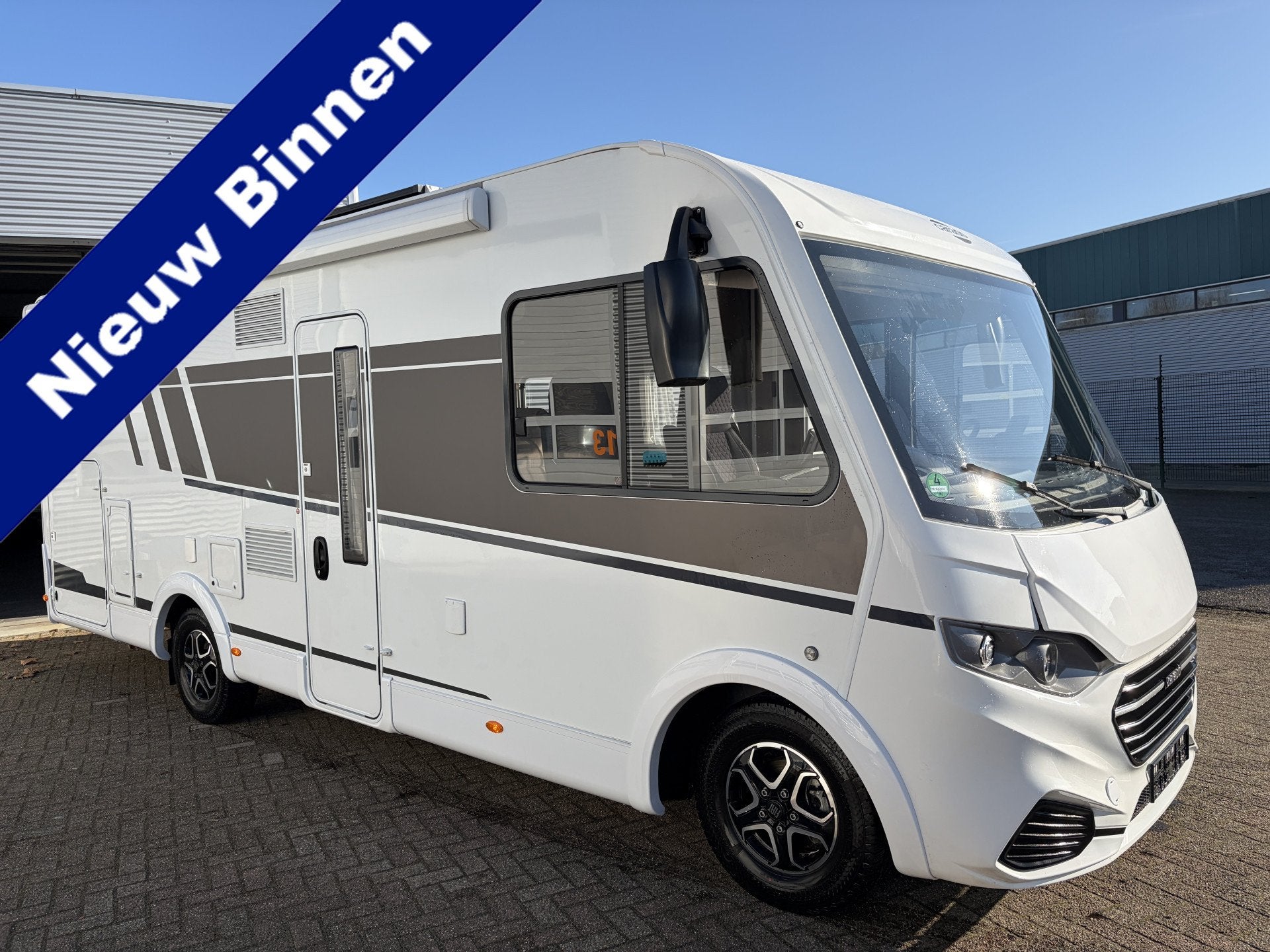 Carado i447 180pk 8-traps Automaat Lengtebedden Hefbed Airco, Caravans en Kamperen, Mobilhomes, tot en met 4, Integraal, Carado
