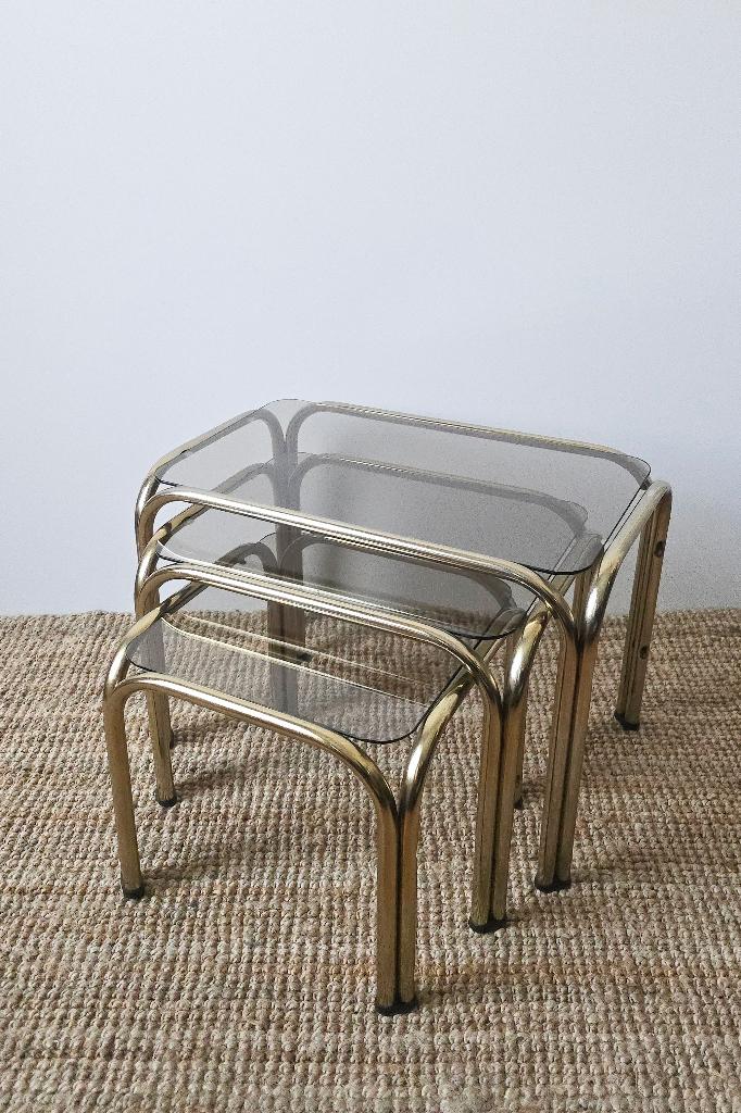 Vintage bijzettafeltjes - goud en gerookt glas 1970, Verzamelen, Ophalen of Verzenden, Huis en Inrichting