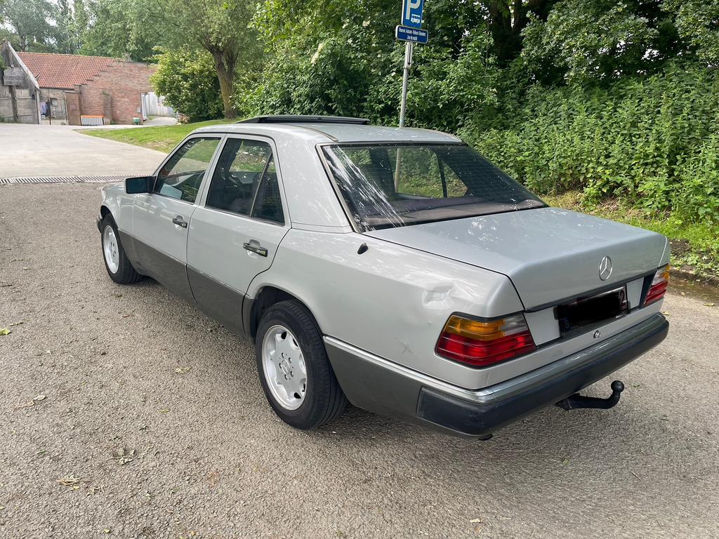 Mercedes 250d oldtimer-automaat van bouwjaar 1990, foto 9