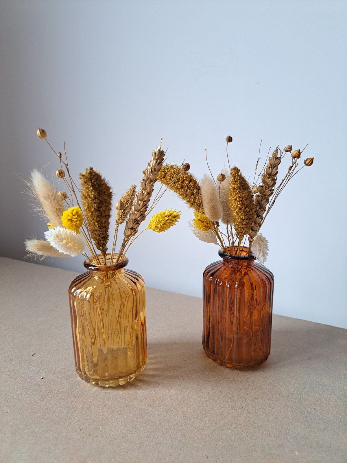 14 bruine en okergele vaasjes met droogbloemen, Ophalen, Nieuw