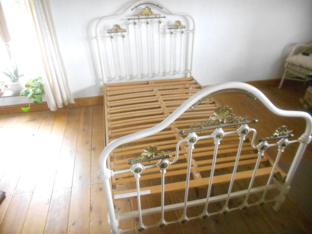 Lit en fer forgé et en laiton.(sommier et matelas).I, Enlèvement