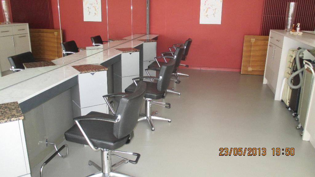 Set van 3 Alteq kappersstoelen + 1 prof. herenkapstoel, Ophalen