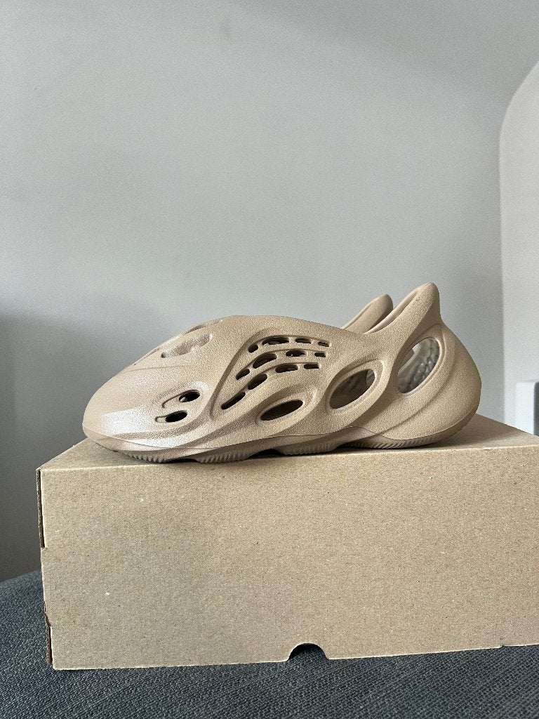 Yeezy foam rnr Clay taupe taille 441/2, Vêtements | Hommes, Enlèvement ou Envoi, Comme neuf, Baskets