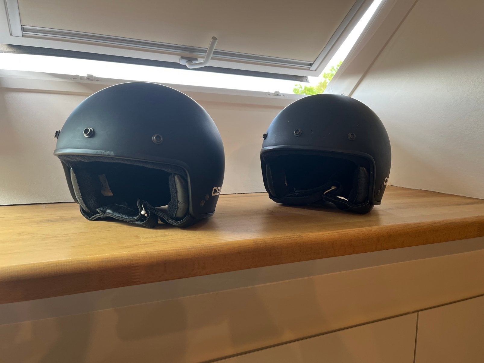 2 motohelmen merk CGF, Fietsen en Brommers, Brommerhelmen, Ophalen, Gebruikt, Medium