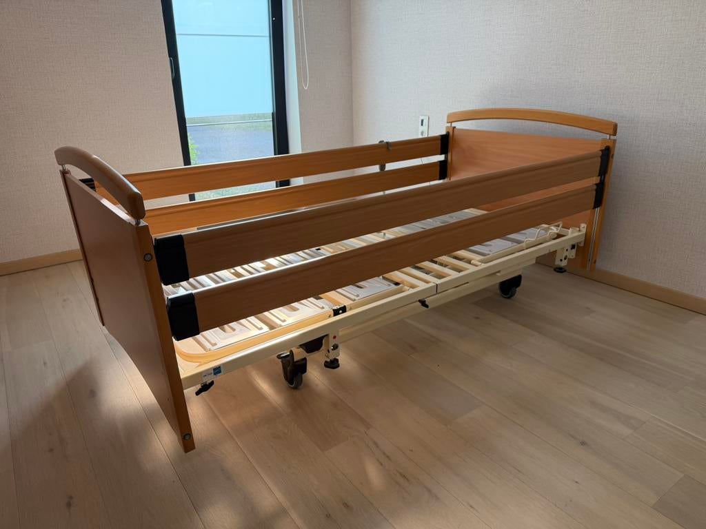 Hoog laag medisch bed, Ophalen, Zo goed als nieuw