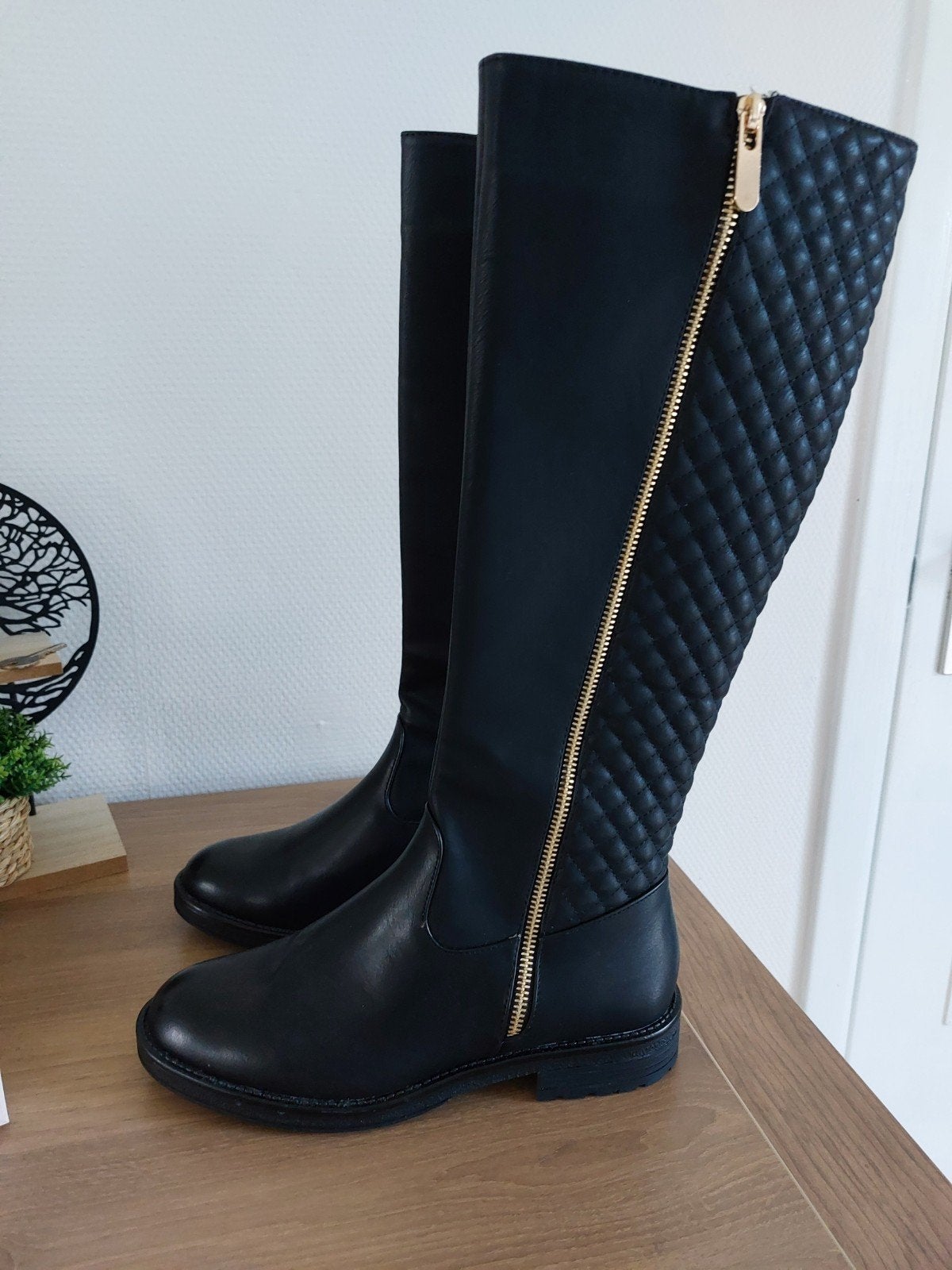 bottes neuves, Enlèvement