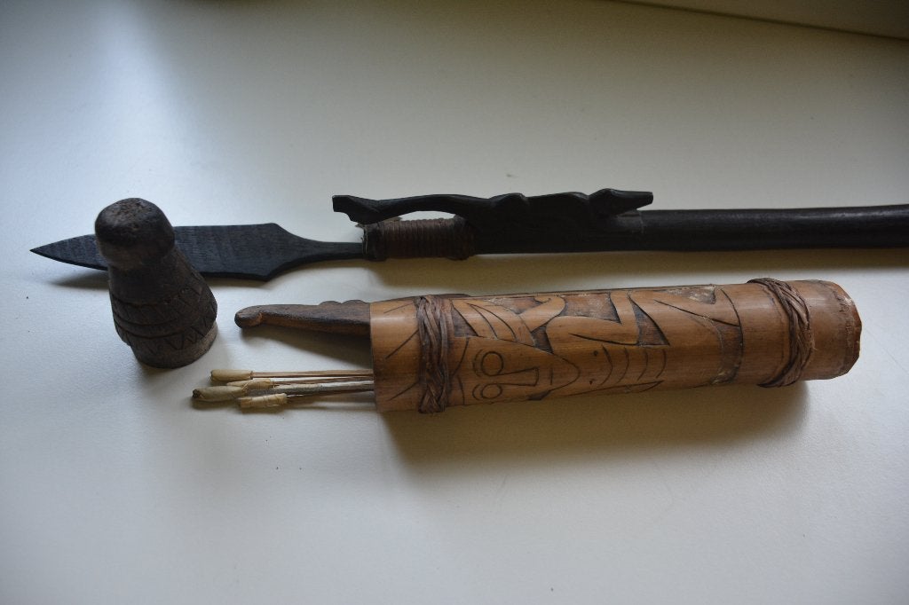 PIJLTJESKOKER MET SPEER, Antiquités & Art, Bois, Enlèvement, Sculpté, Arme