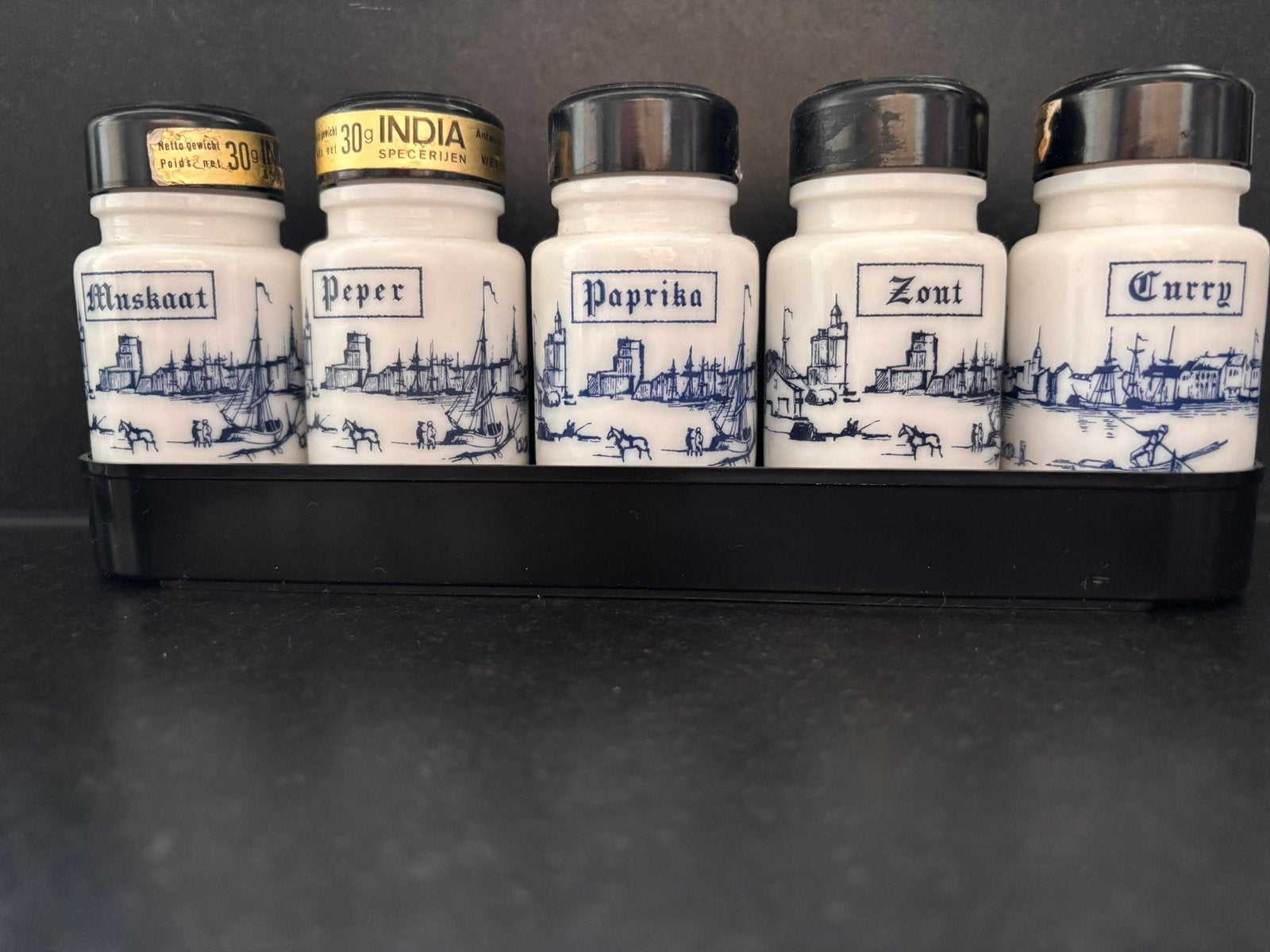 Kruidenpotjes melkglas jaren 50-60, Enlèvement