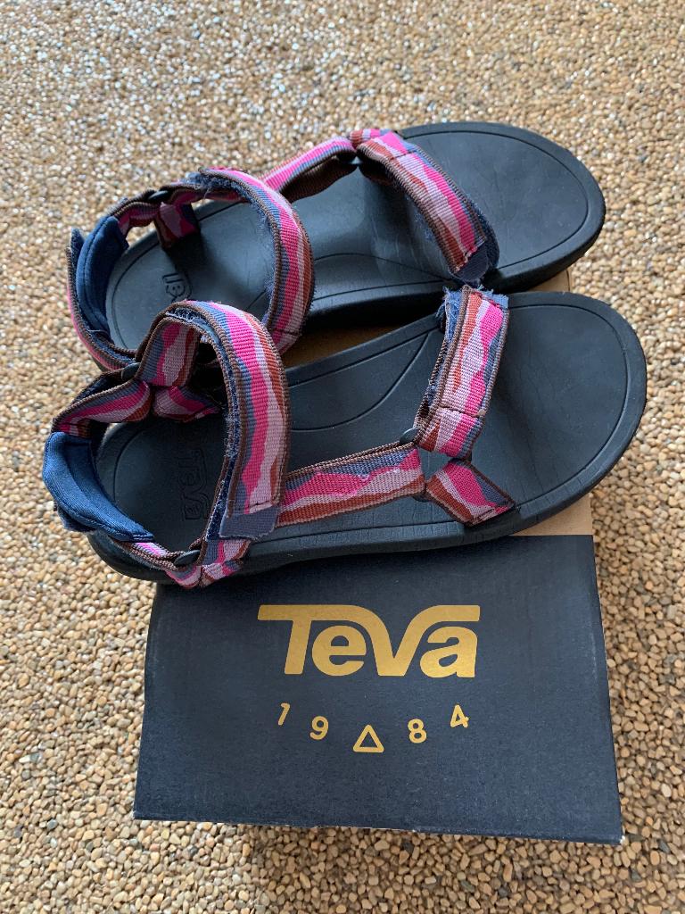 Teva sandalen maat 35, Gebruikt, Jongen of Meisje, Overige typen, Ophalen of Verzenden