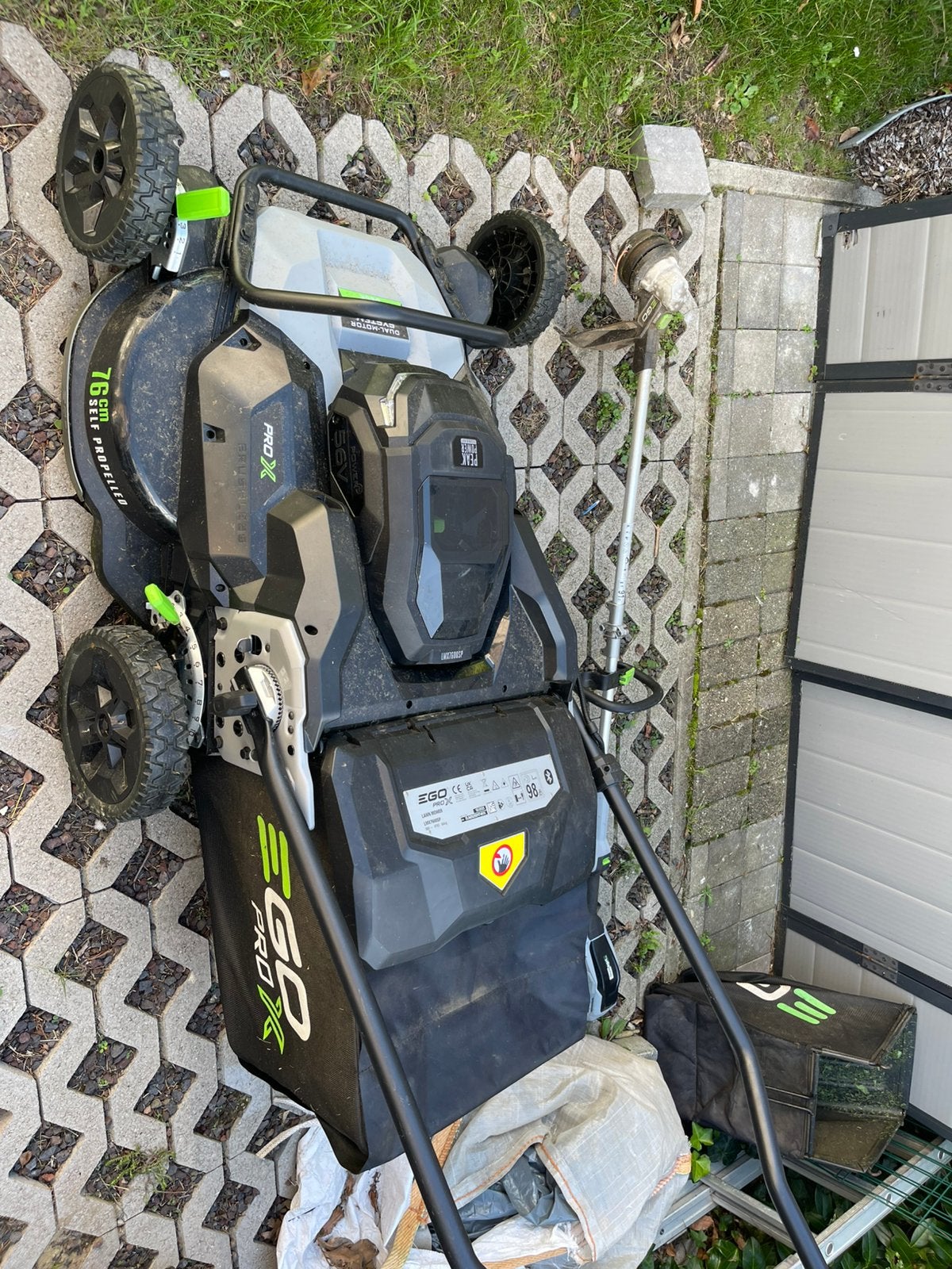 Tondeuse pro et coupe bordure sur batterie egopower, Jardin & Terrasse, Enlèvement, Comme neuf, Bac de ramassage
