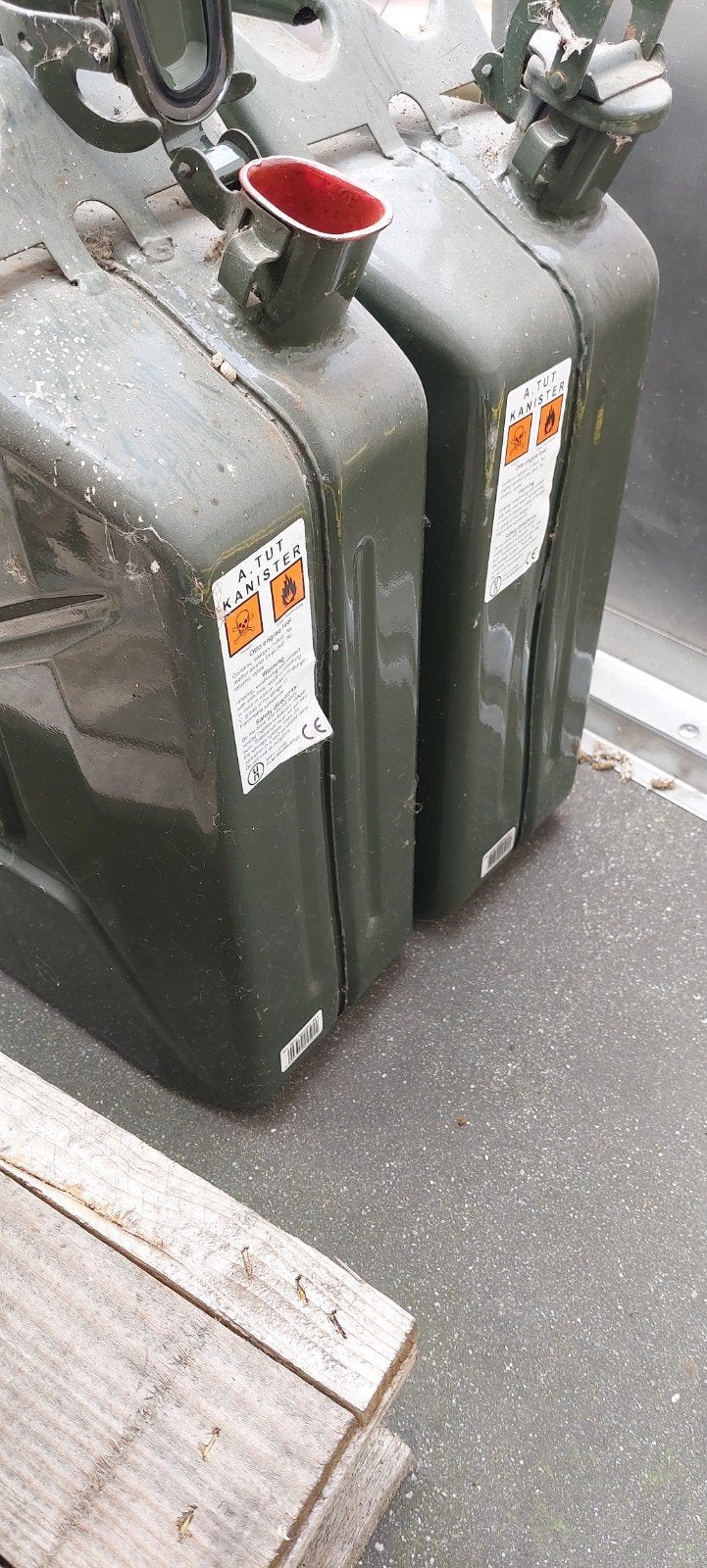 Metalen jerrycan, Ophalen