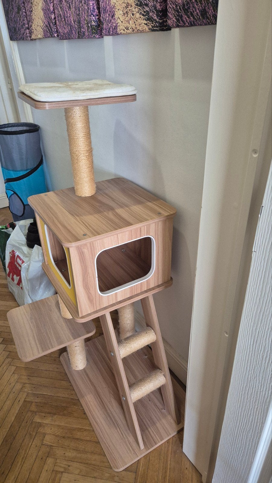 Arbre à chat design bois & jaune – excellent état – 25 €, Enlèvement, Comme neuf, Pièces de meubles à gratter