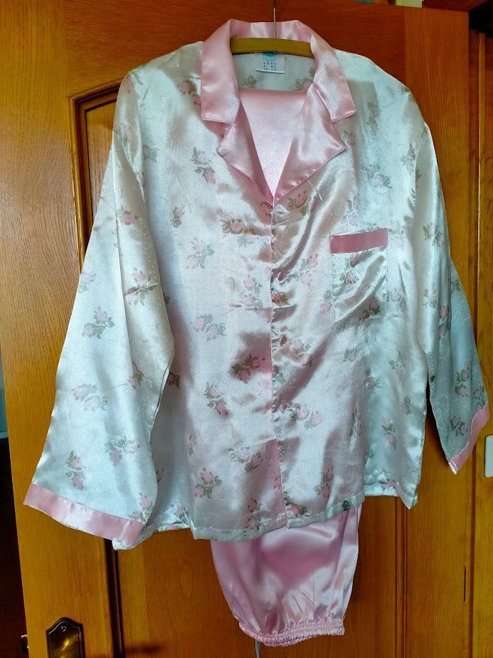 Pyjama,satijnlook,wit met bloemmotief,met knopen,maat:42/44., Vêtements | Femmes, Pyjamas, Neuf, Taille 42/44 (L), Enlèvement ou Envoi
