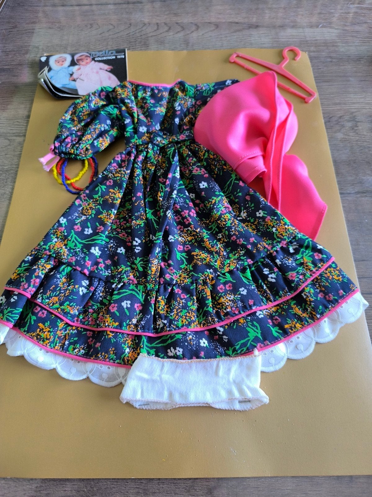 tenue Varsovie poupée Bella, Enlèvement ou Envoi