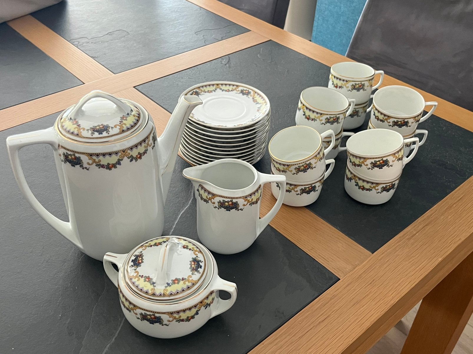 Oud porselein koffieservies, Ophalen