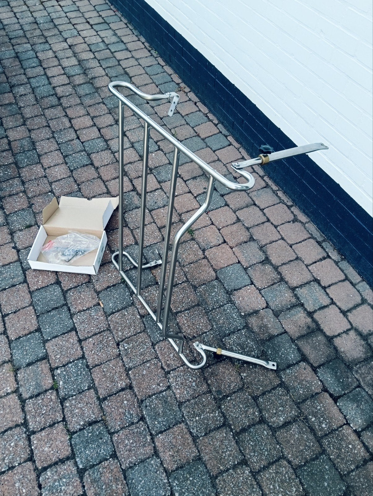 VW kever bagagedrager voor op motordeksel, Ophalen