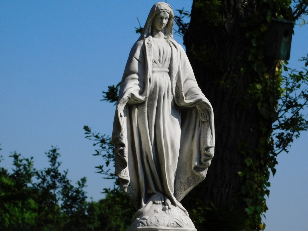 Beeld Maria op Sokkel - 125 cm - Steen, Tuin en Terras, Ophalen of Verzenden, Steen, Mensenbeeld