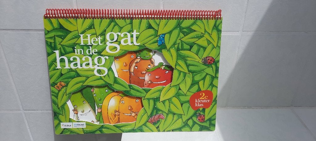 Een gat in de haag. Educatieve verhalen., Boeken, Fictie algemeen, Jongen of Meisje, Freya Van den Bossche, Ophalen of Verzenden