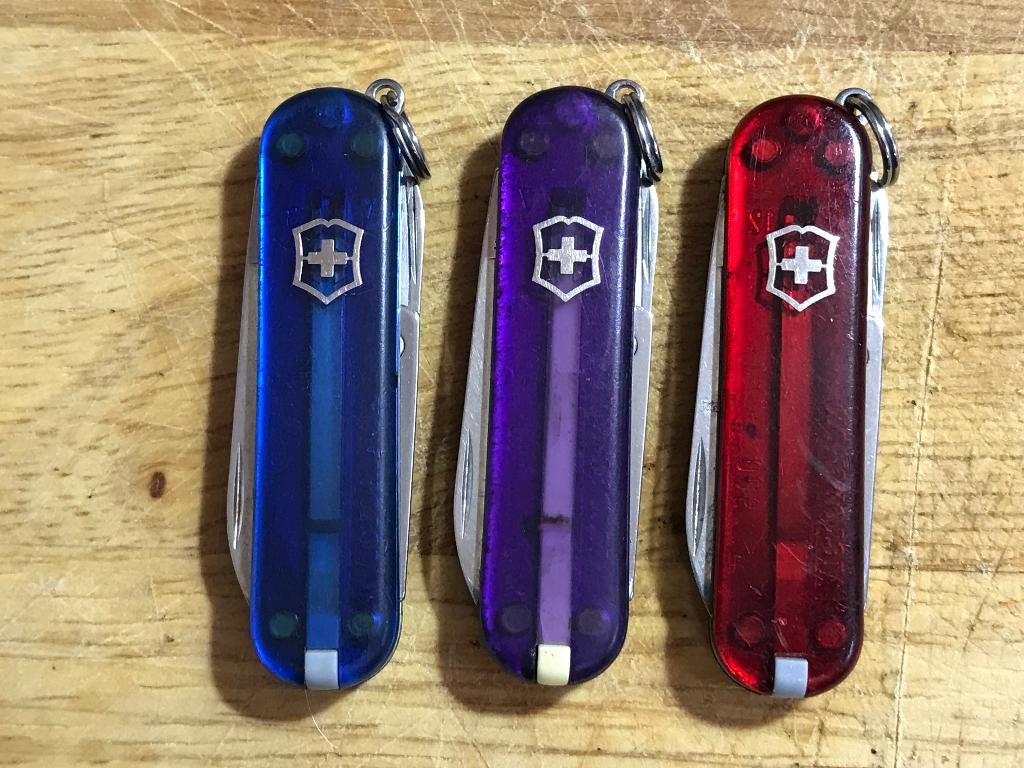 Lot de 3 Victorinox Classic SD 58 mm translucide Swiss Army, Enlèvement ou Envoi, Utilisé